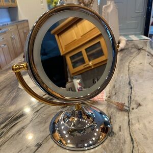 Homedics Make-up Mirror w/Lights Brighter Three-way by Touching